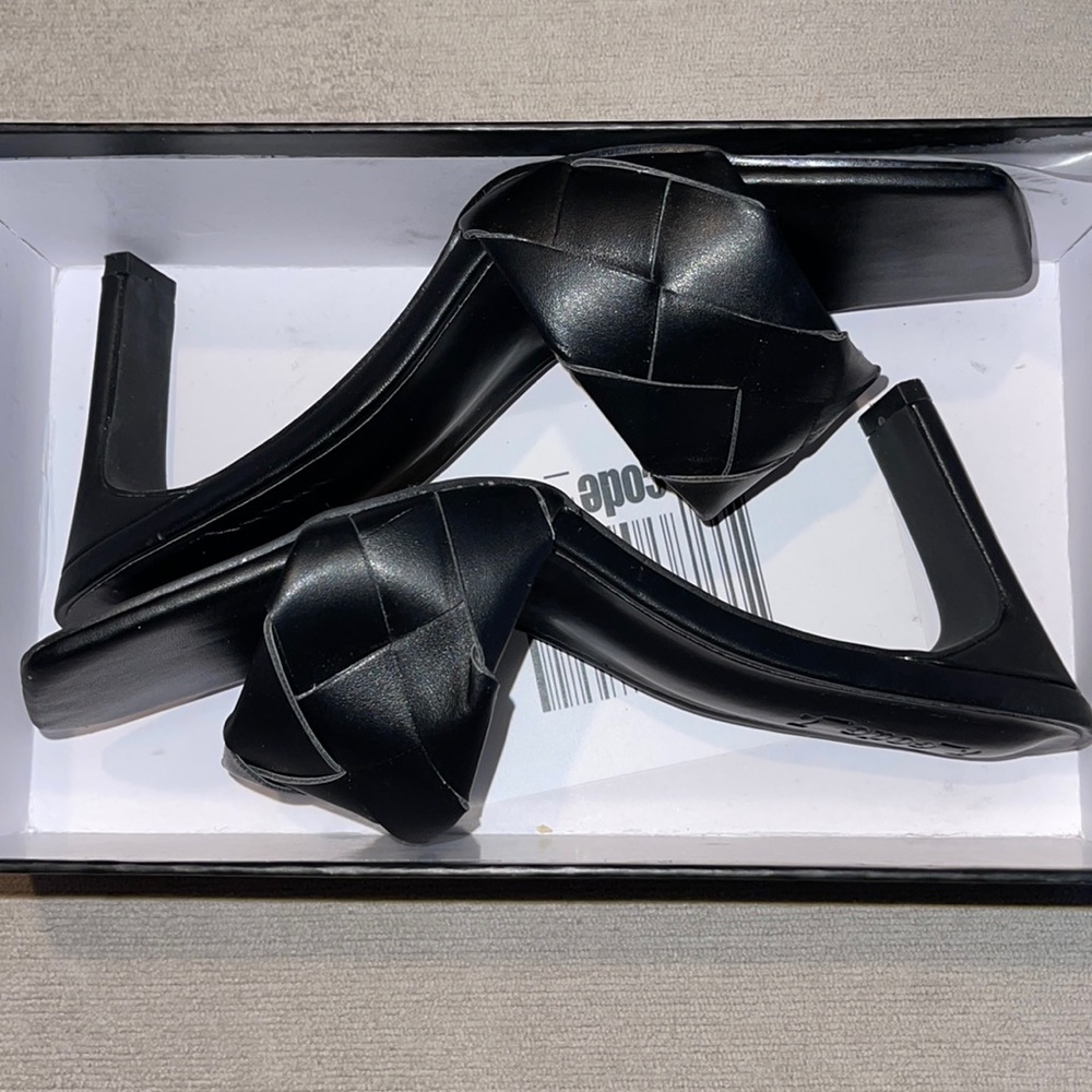 BEAUTIFUL ZCODE BLACK HEEL COMES WITH 2 DUST BAGS AND ORIGINAL BOX